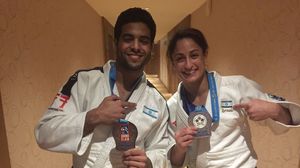 لاعبان إسرائيليان حصلا على ميداليات في أبوظبي يشيران إلى علم إسرائيل على ملابسهما- تويتر