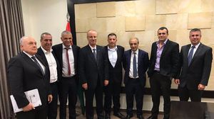 كحلون (الثالث من اليسار) في لقاء مع عدد من القيادات الفلسطينية