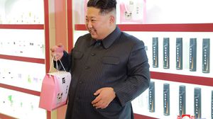 كيم جونغ أبدى سعادته بافتتاح المصنع الذي يوفر جميع أنواع وأشكال مستحضرات التجميل- وكالة الأنباء الكورية الشمالية