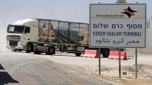 تجمعت عشرات الشاحنات أمام بوابة معبر "كرم أبو سالم" وقامت بإغلاق بوابته- جيتي