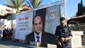 عنصر من الشرطة الفلسطينية أمام مقر الحكومة في غزة- جيتي