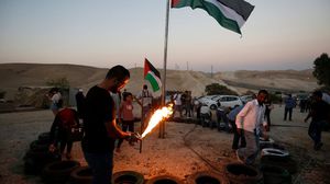 رفع المشاركون الأعلام الفلسطينية واللافتات الداعية إلى وقف التهجير- جيتي