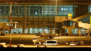  غادر القس الأمريكي برفقة زوجته نورين، مطار "عدنان مندريس" في إزمير- الأناضول