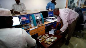 يئن السودان من نقص حاد في العملة الأجنبية وسوق سوداء يباع فيها الدولار بأسعار عالية- جيتي