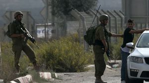 اعتقلت قوات الاحتلال مواطنا فلسطينيا من منطقة الديك جنوب الخليل- جيتي