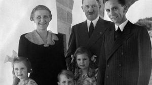 مقر سكن الإخوة هتلر يضم 20 ألف شخص، إلا أنه لا تعرف أصولهم. وخلال سنة 1946، غيرت العائلة لقبها من هتلر إلى هيلر- أف بي ري