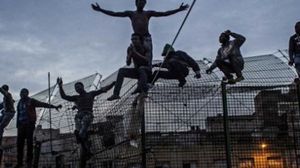 عدد من المهاجرين الأفارقة بعد اقتحام السياج الحدودي نحو إسبانيا ـ فيسبوك 