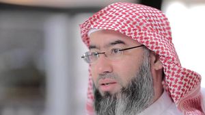 وفي آب/ أغسطس من العام 2014، سحبت الحكومة الكويتية الجنسية من نبيل العوضي وآخرين- قناته عبر يوتيوب