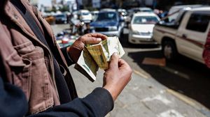 سجل الريال اليمني تدهورا كبيرا بواقع 1647 ريالا للدولار الواحد في تعاملات السبت- جيتي