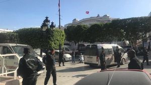 أصيب مدني وثمانية من رجال الأمن جراء تفجير نفذته إمرأة كانت ترتدي حزاما ناسفا في تونس- تويتر