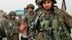اعتقلت قوة عسكرية إسرائيلية برفقة مستعربين طفلا خلال اقتحامها بلدة حزما بالقدس المحتلة- جيتي