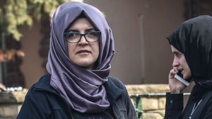 خديجة جنكيز خطيبة جمال خاشقجي خلال اعتصامها أمام القنصلية السعودية بإسطنبول- جيتي