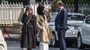 خطيبة جمال خاشقجي خديجة جنكيز خلال وقفة لها أمام القنصلية السعودية- جيتي