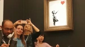 لوحة بانكسي لحظة بيعها وقبل لحظات من تمزقها- من الفيديو 