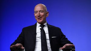 تصدر "جيف بيزوس"، مؤسس شركة "أمازون" عملاق التجارة الإلكترونية الأمريكية، قائمة "فوربس" لأغنى (400) رجل أعمال أمريكي- جيتي