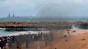 يحتشد آلاف المواطنين بشكل أسبوعي لمساندة المسير البحري شمال غرب قطاع غزة- جيتي