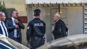 عناصر من الأمن التركي أمام بوابة القنصلية السعودية بإسطنبول- جيتي