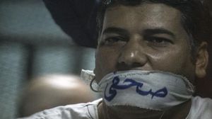 الصحفي إبراهيم الدراوي الذي أفرج عنه مؤخرا يغلق فمه احتجاجا خلال اعتقاله- تويتر