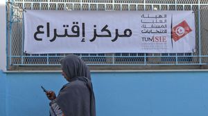 تونسية أمام أحد مراكز الاقتراع- جيتي