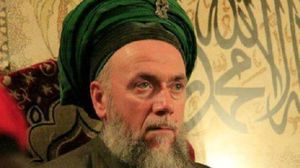 الحقاني من مواليد العاصمة السورية دمشق، ويعيش في إسطنبول، ومن أهم الشخصيات الكبيرة في الإسلام الصوفي