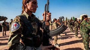 ذكر الكاتب التركي أن موسكو اتبعت العام الماضي استراتيجية "كبرى" في تعاملها مع الوحدات الكردية- جيتي