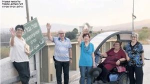 عدد من الإسرائيليين خلال زيارتهم للباقورة وخلفهم البوابة الأردنية للمنطقة-  تويتر