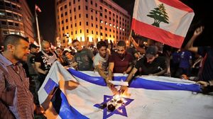 المتظاهرون رفعوا أعلام الجزائر وفلسطين وذكروا دول وانظمة الثورات العربية- تويتر 