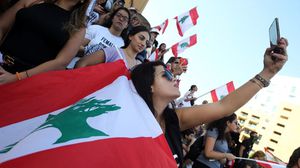 قالت الصحيفة إن مشاركة الحسناوات زادت من شغف متابعة المظاهرات في لبنان- جيتي