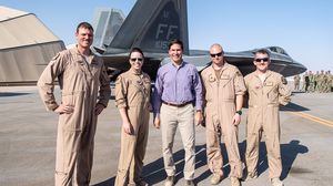 إسبر مع عدد من الطيارين في قاعدة الأمير سلطان الجوية- تويتر