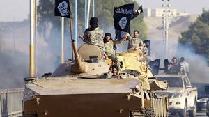 عناصر من تنظيم الدولة إبان سيطرتهم على الرقة عام 2014- تويتر