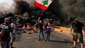 منذ 17 أكتوبر الماضي تشهد طرابلس ومدن أخرى احتجاجات تطالب بمحاسبة من يصفهم المحتجون بالفاسدين- جيتي 