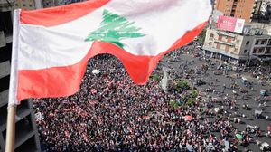 حمل المحتجون أعلام لبنان وشعارات تطالب بحماية المواطنين من تداعيات الأزمة الاقتصاديّة- جيتي 