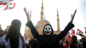 لفتت قناة "المنار" إلى وجود قناع "الجوكر" بكثرة في مظاهرات لبنان والعراق- جيتي