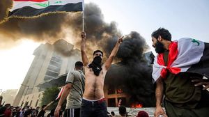 متظاهرون عراقيون هاجموا الوجود الإيراني في العراق- تويتر 