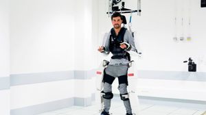 تمكن الشاب من المشي بواسطة نظام روبوتي رباعي الأطراف يتم التحكم فيه عبر إشارات من دماغه - جيتي