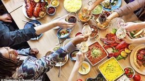 باحثون:  الأكل الجماعي أكثر متعة من أكل الانسان بمفرده