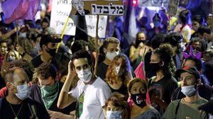 يخرج آلاف الإسرائيليين للمطالبة باستقالة نتنياهو- جيتي