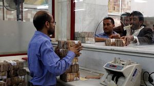 الريال اليمني سجل تدهورا كبيرا بواقع 1220 ريالا للدولار الواحد في تعاملات الأحد- جيتي