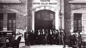 في 23 نيسان/ أبريل 1920، تم افتتاح الجمعية الوطنية الكبرى (البرلمان التركي) في أنقرة- صحيفة تقويم التركية