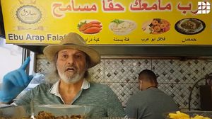 الحلم الكبير لدى أبو عرب هو افتتاح مطعم كبير تمد فيه على شكل بوفيهات صنوف الطعام المختلفة بالمجان- عربي21 