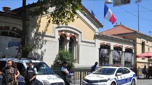 وقع الهجوم في الشارع أمام المدرسة التي كان يعمل بها القتيل في ضاحية كونفلانس سانت أونورين بشمال غرب باريس- الأناضول