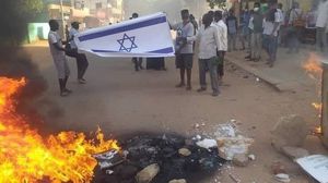 سودانيون أحرقوا علم الاحتلال في مظاهرات بالخرطوم- تويتر