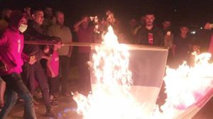 فلسطينيون يحرقون علم فرنسا في بلدة حلحول بالخليل- تويتر