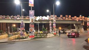 لافتات وصور لمرشحين على أحد جسور العاصمة الأردنية- تويتر