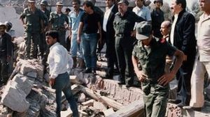 الرئيس الفلسطيني الراحل ياسر عرفات يتفقد مقر منظمة التحرير في حمام الشط بتونس بعد قصفه (أرشيف)