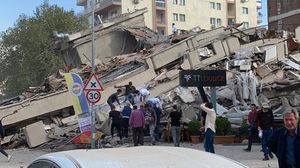 الزلزال في إزمير التركية تسبب بمقتل العشرات وإصابة المئات وهدم منازل عدة- تويتر
