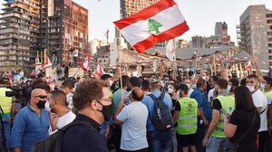 أحرق متظاهرون لبنانيون العلم الفرنسي احتجاجا على إساءة باريس للإسلام- الأناضول