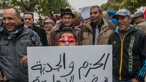 تونسيون يتظاهرون في العاصمة رفضا لـ"العائدين من بؤر التوتر"- (الأناضول)