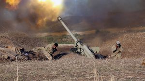 جنود أذريون خلال قصف مواقع أرمينية- وزارة الدفاع الأذرية