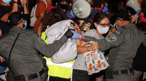 ردد المتظاهرون في تل أبيب هتافات تطالب نتنياهو وحكومته بالاستقالة- جيتي
